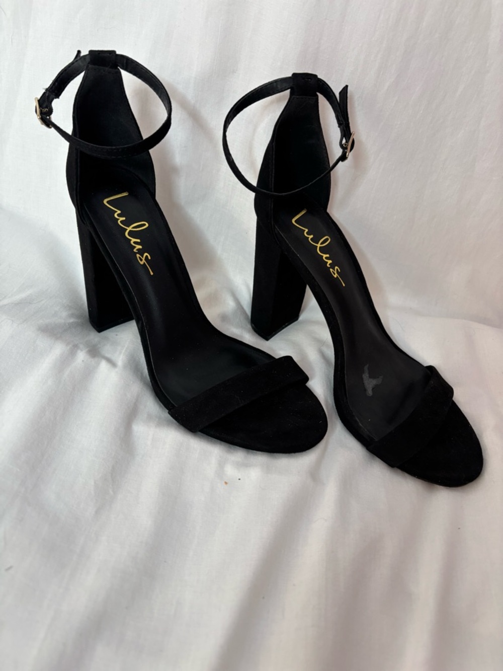 Lulus women’s heels size7 ankle strap sandals 4”heel velvet